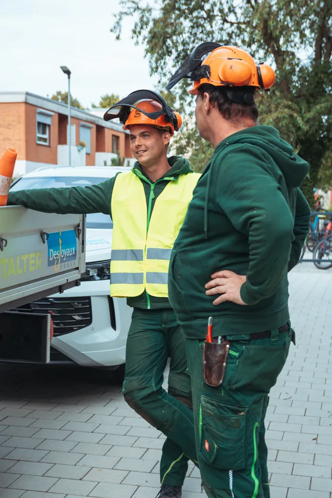 Zwei WULF-Teammitglieder mit Schutzhelmen im Gespräch