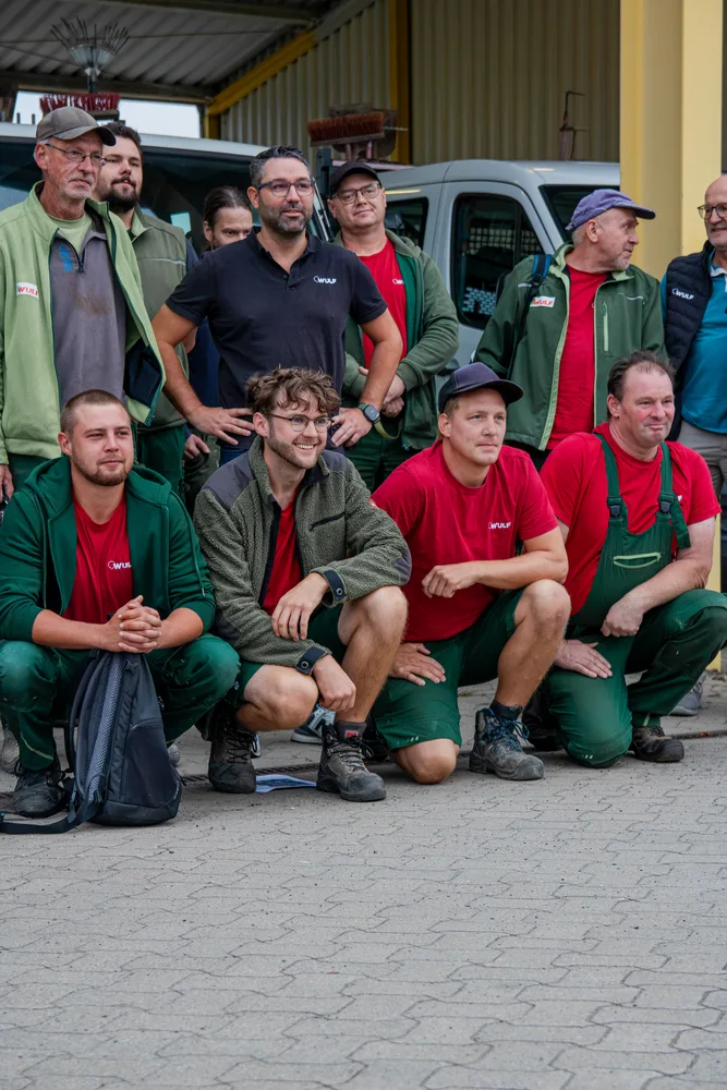 WULF-Team gemeinsam vor dem Betriebsfahrzeug