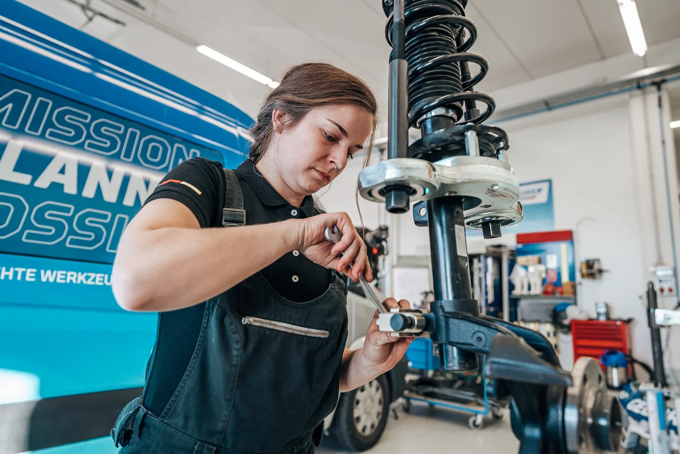 GEDORE-Produktion: Arbeit an einem Werkzeug in der Werkstatt